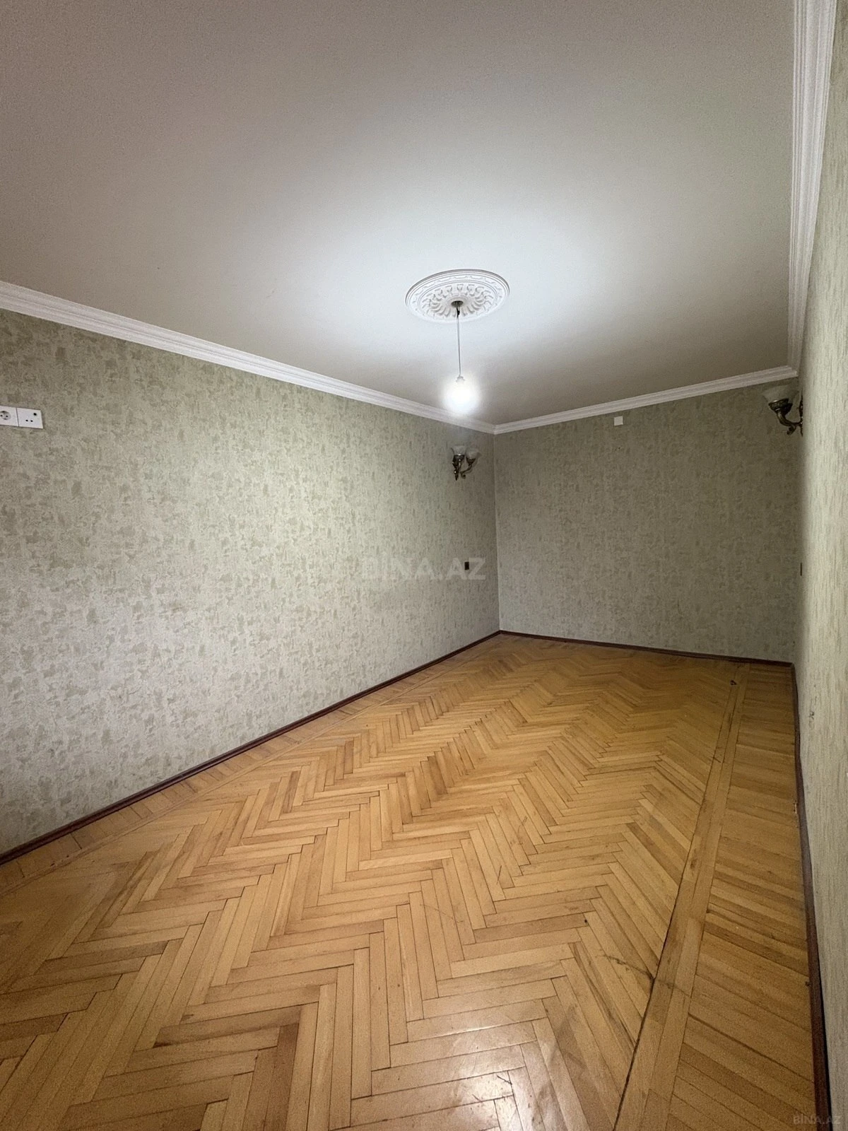 Satılır 4 otaqlı mənzil 120 m²