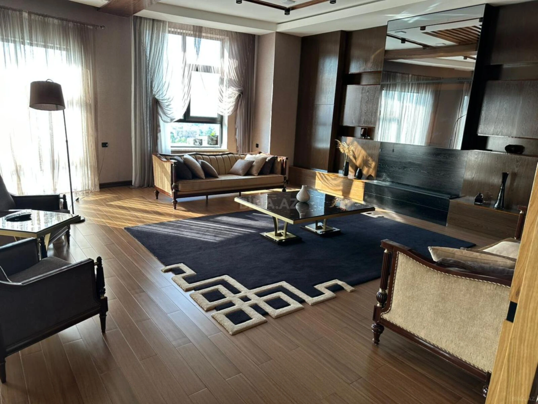 Satılır 10 otaqlı həyət evi 1000 m²