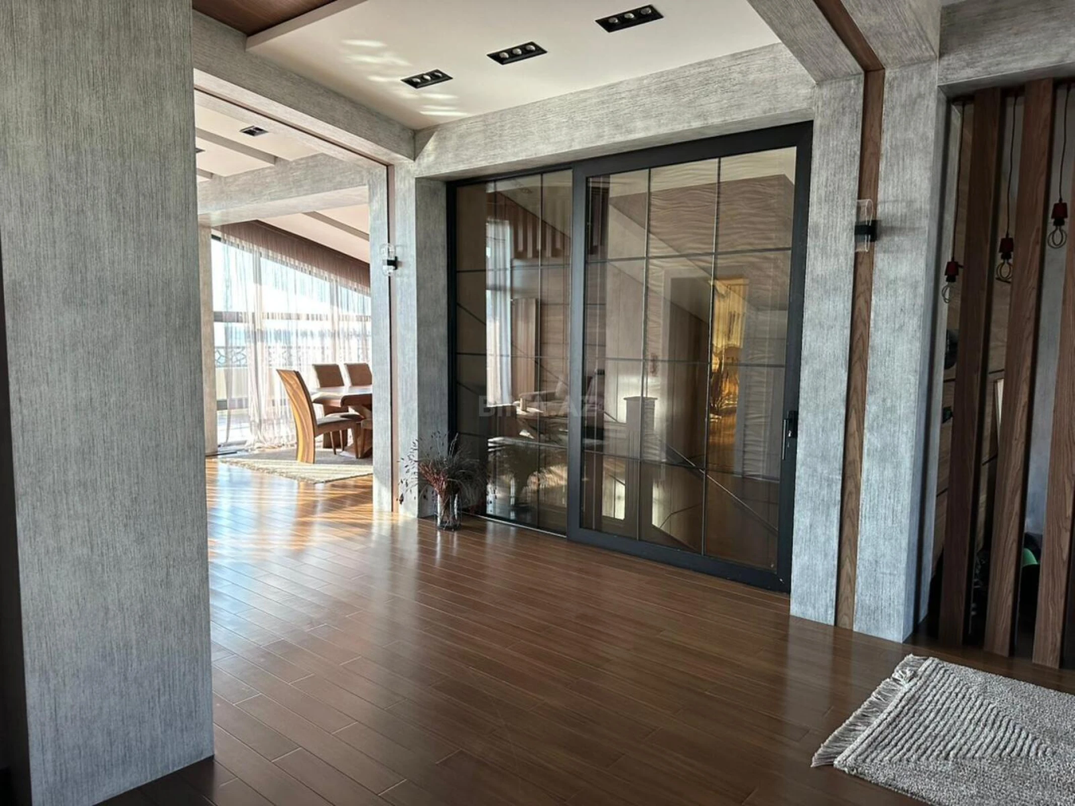 Satılır 10 otaqlı həyət evi 1000 m²