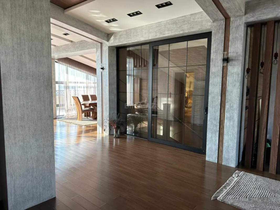 Satılır 10 otaqlı həyət evi 1000 m²