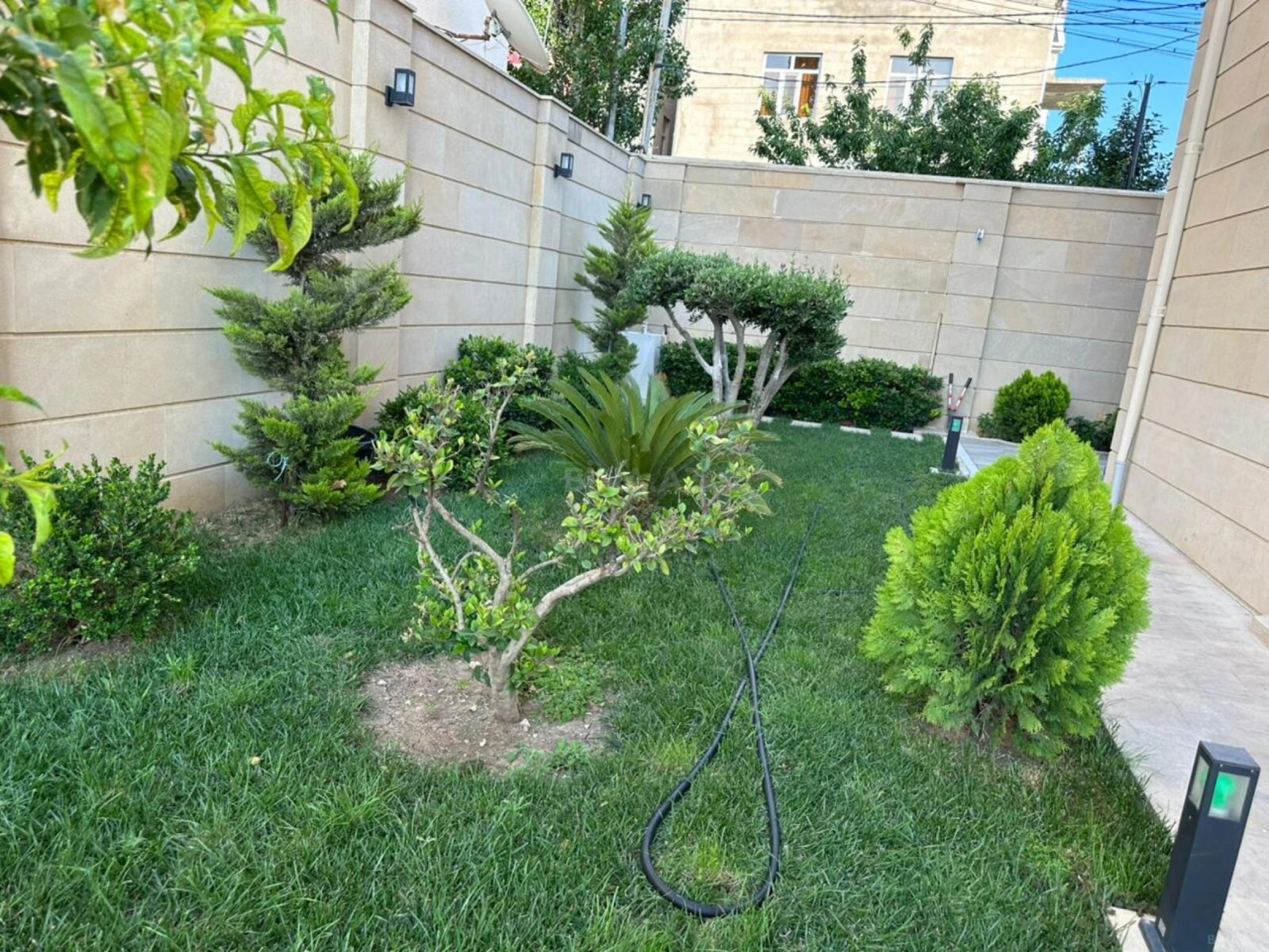 Satılır 10 otaqlı həyət evi 1000 m²