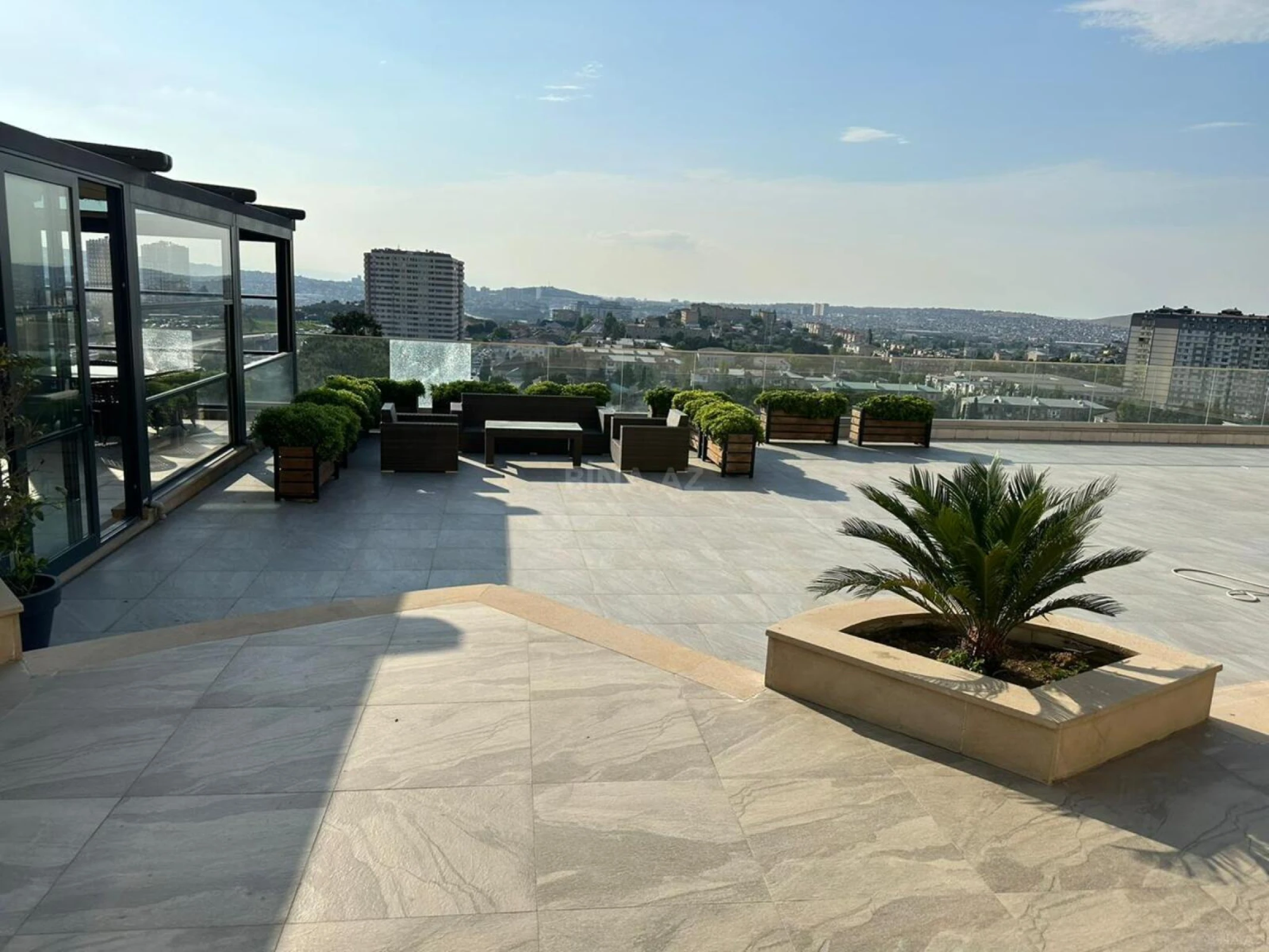 Satılır 10 otaqlı həyət evi 1000 m²