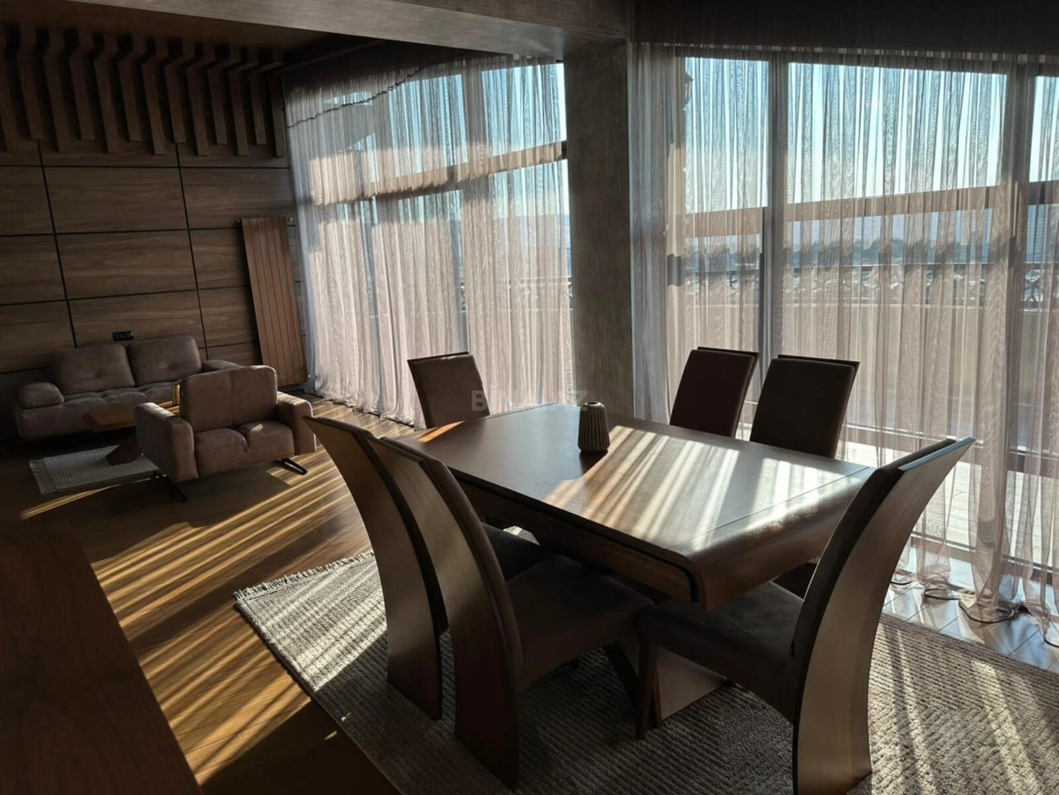 Satılır 10 otaqlı həyət evi 1000 m²