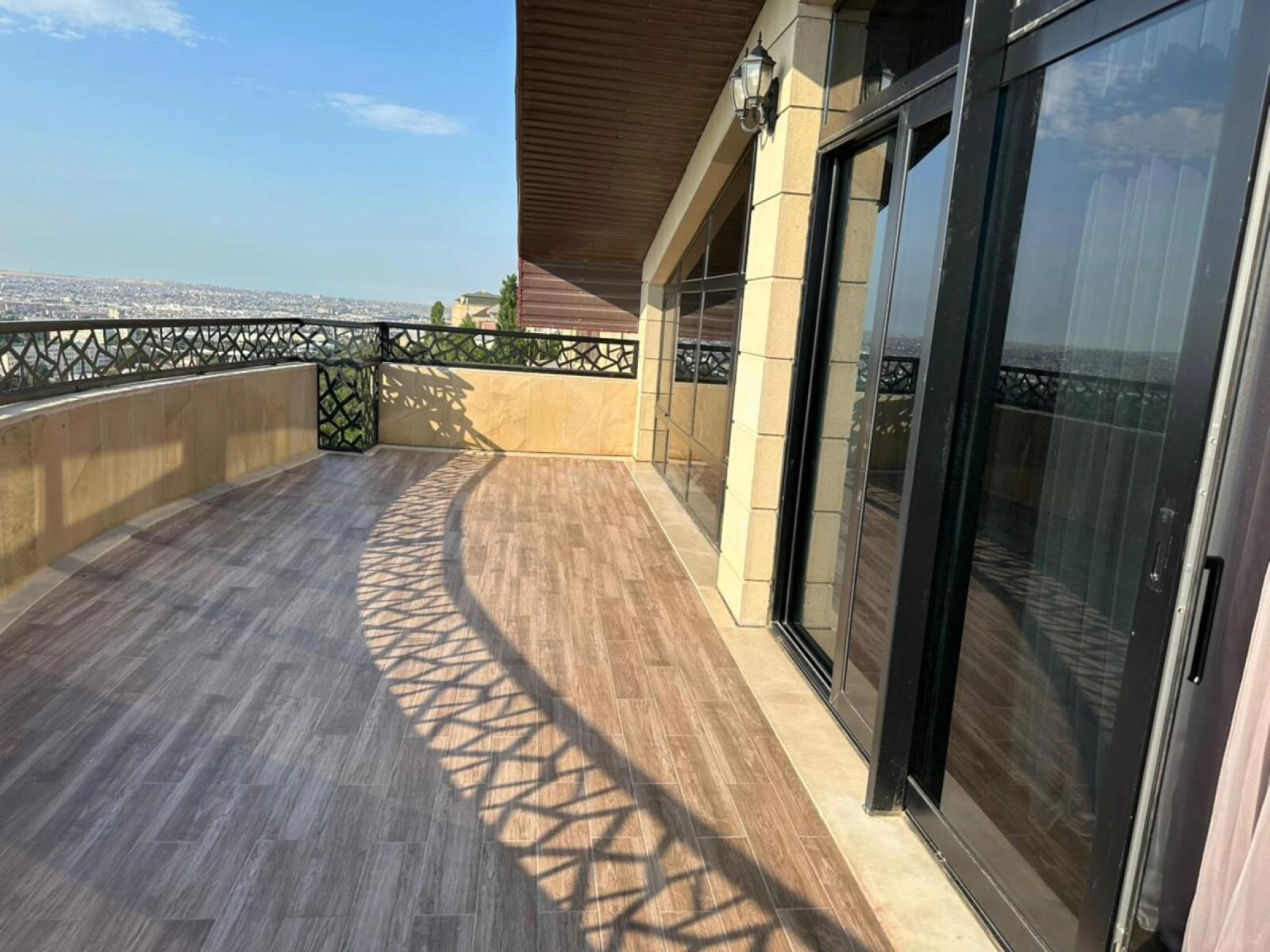 Satılır 10 otaqlı həyət evi 1000 m²