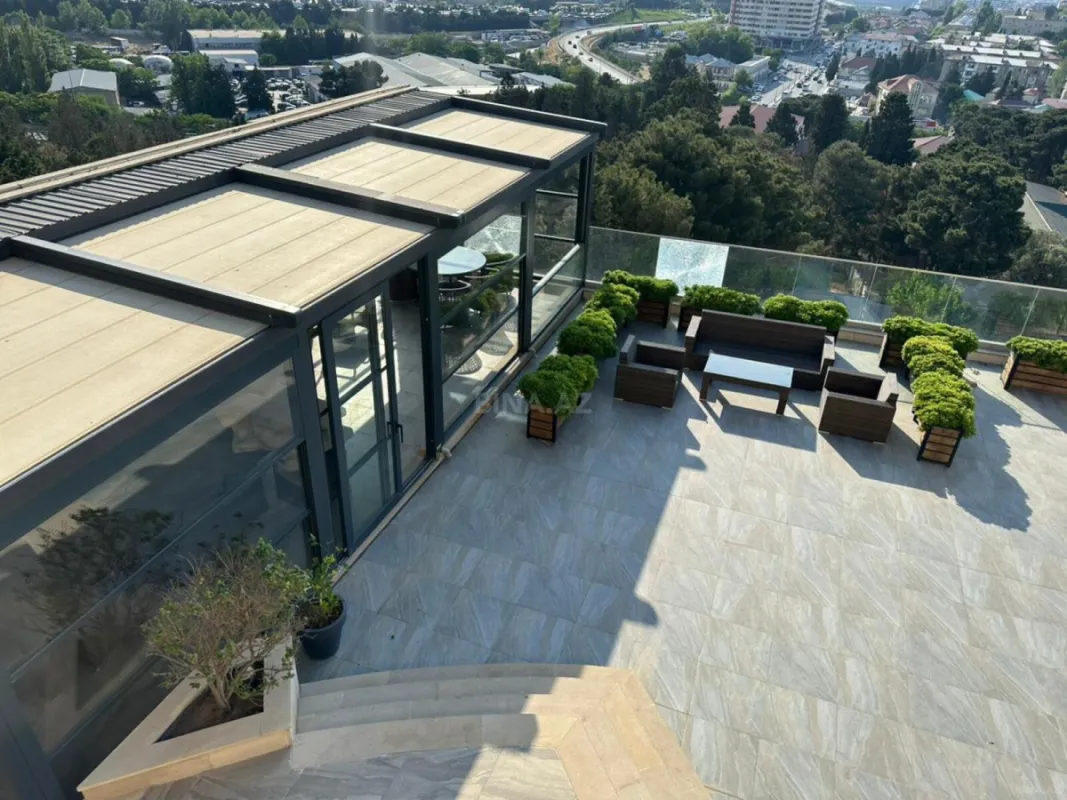 Satılır 10 otaqlı həyət evi 1000 m²