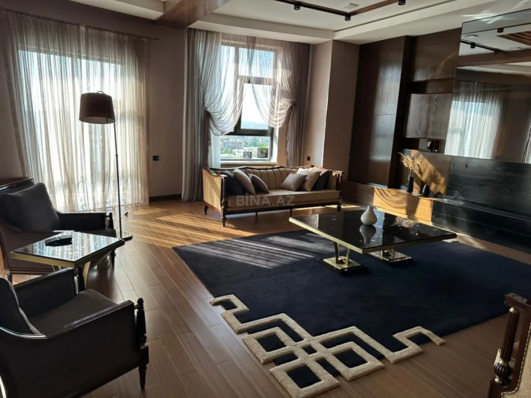 Satılır 10 otaqlı həyət evi 1000 m²