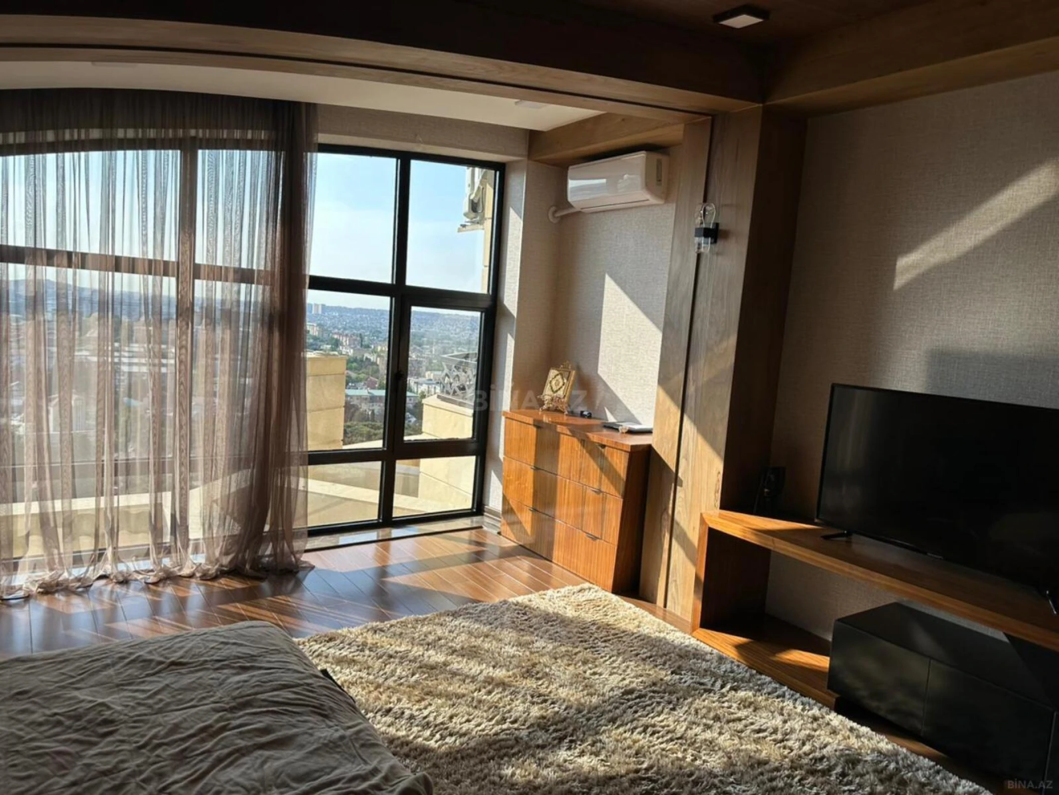 Satılır 10 otaqlı həyət evi 1000 m²