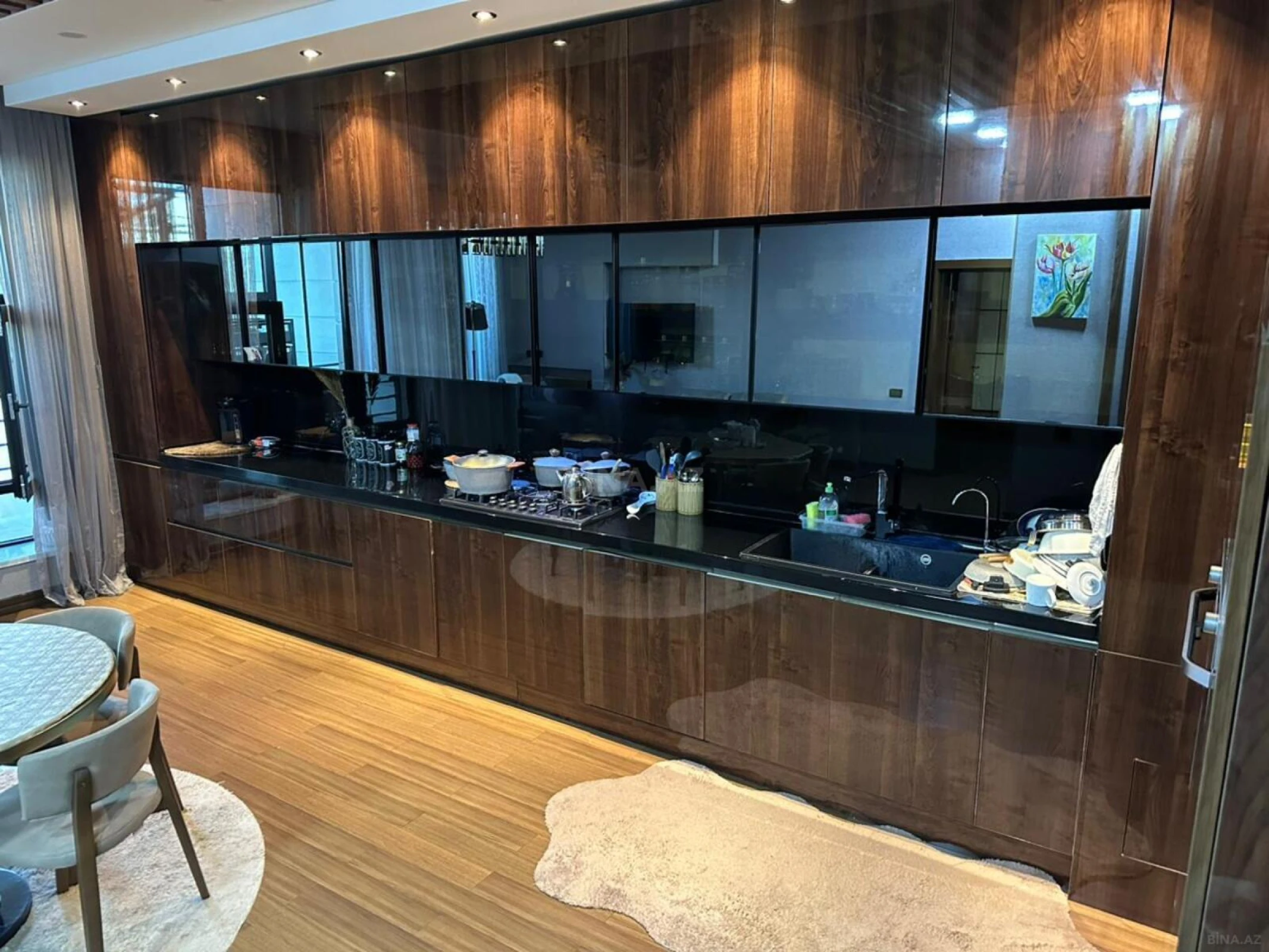 Satılır 10 otaqlı həyət evi 1000 m²