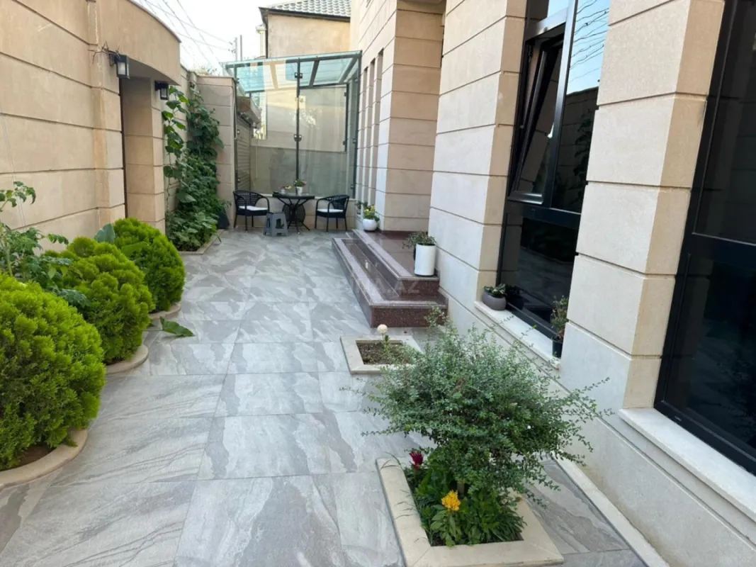 Satılır 10 otaqlı həyət evi 1000 m²