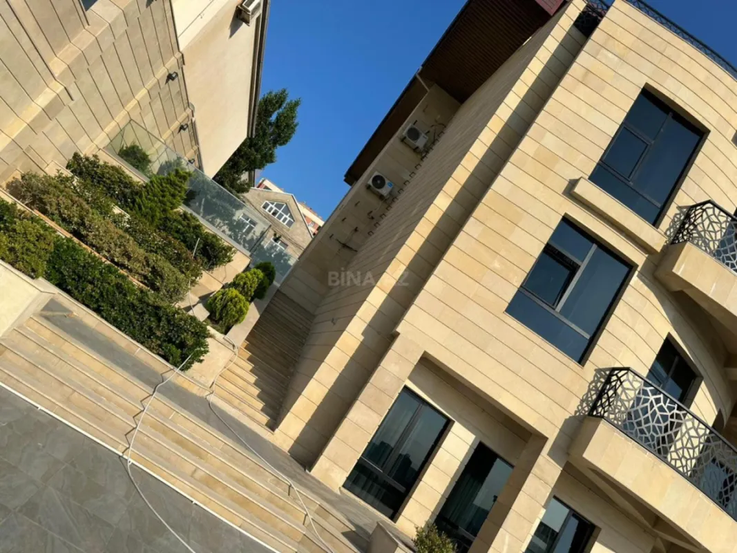 Satılır 10 otaqlı həyət evi 1000 m²