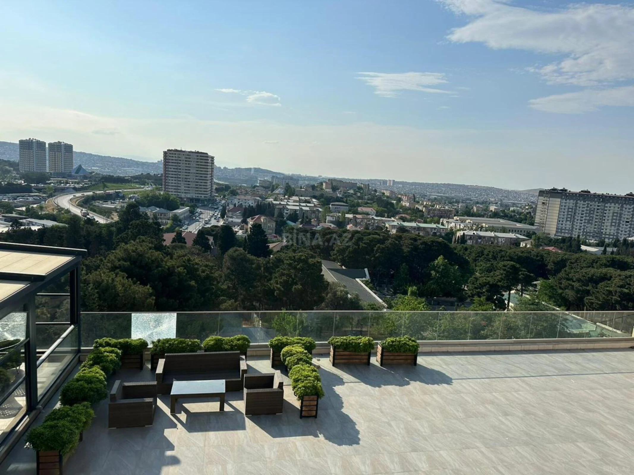 Satılır 10 otaqlı həyət evi 1000 m²