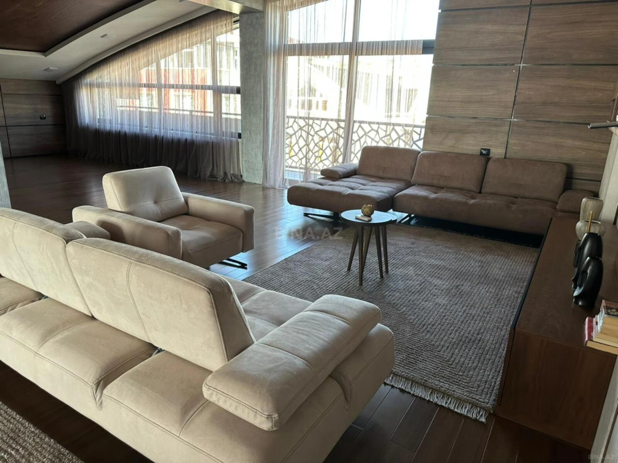 Satılır 10 otaqlı həyət evi 1000 m²