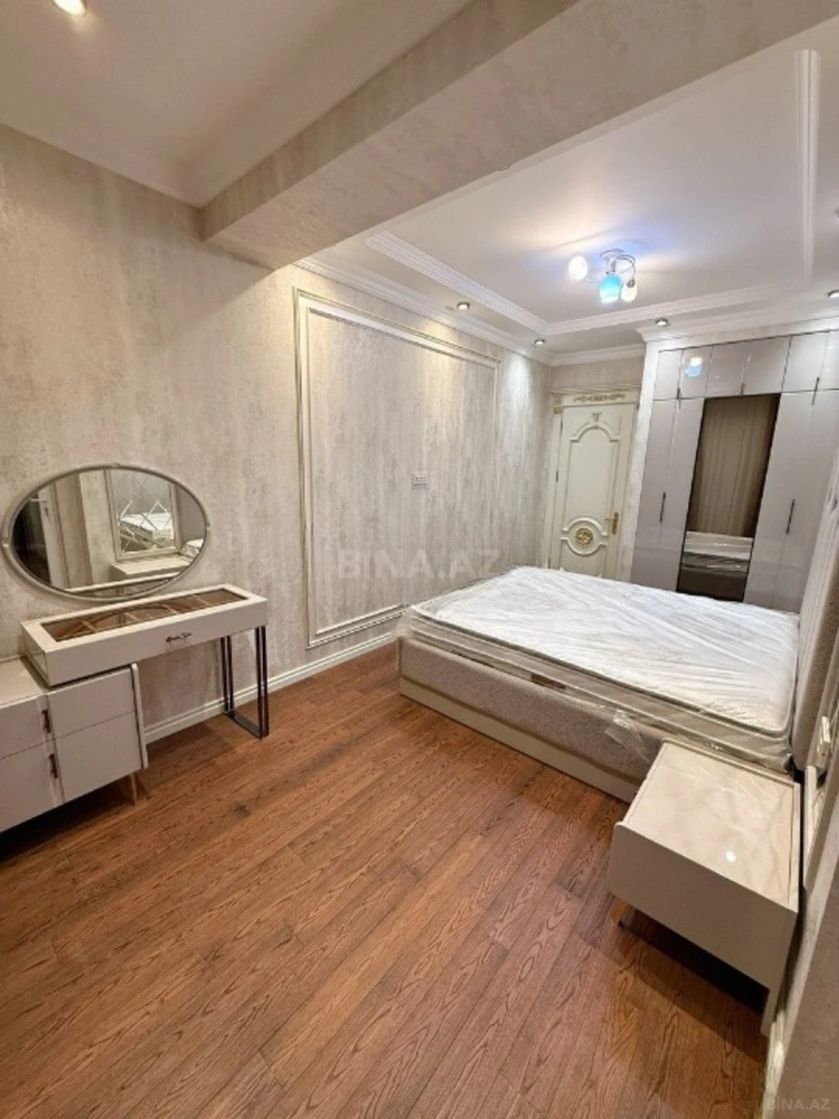 Satılır 4 otaqlı mənzil 165 m²