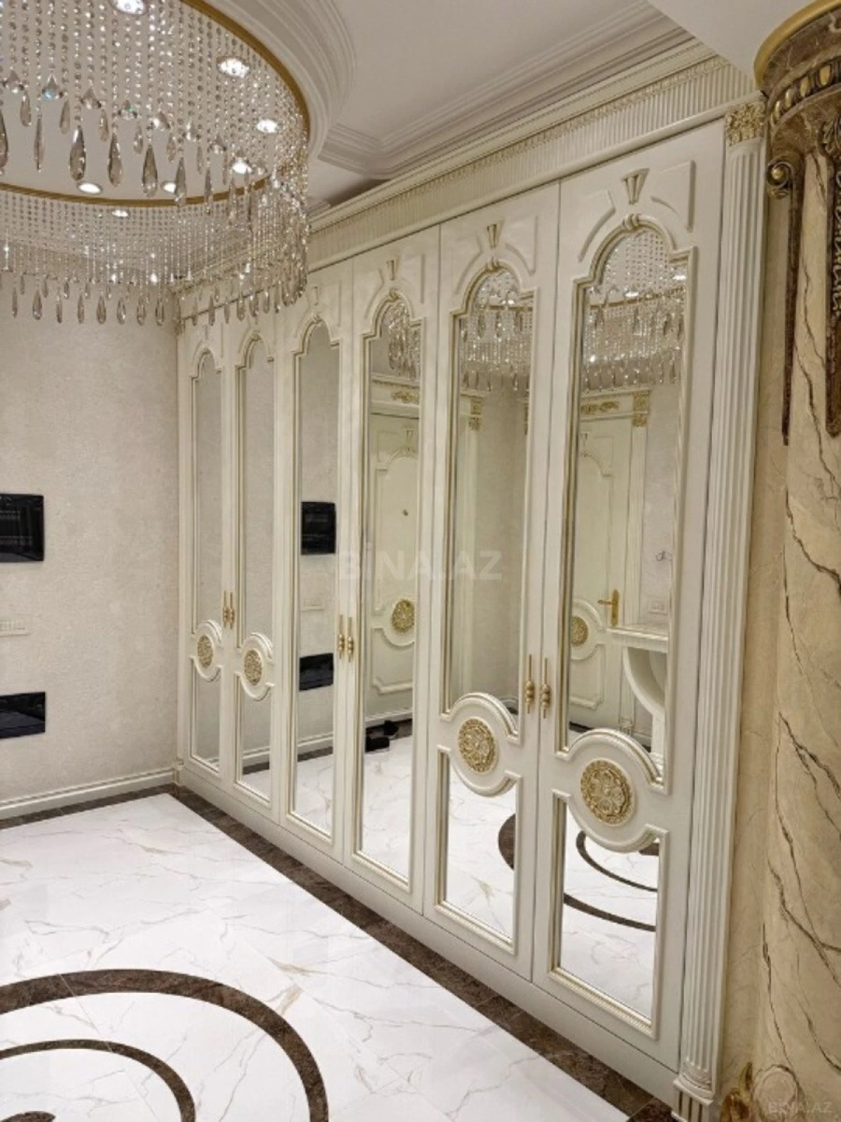 Satılır 4 otaqlı mənzil 165 m²