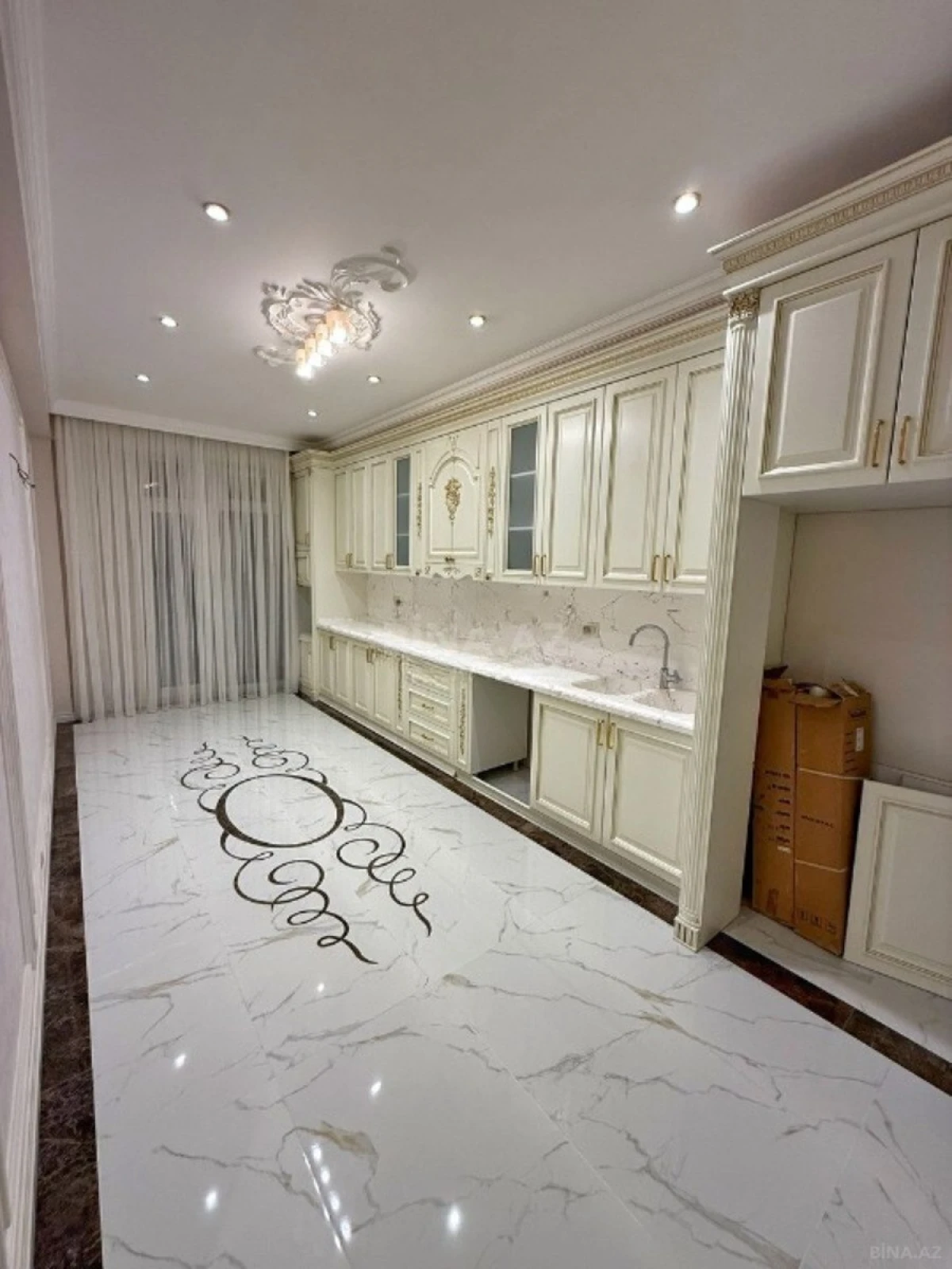 Satılır 4 otaqlı mənzil 165 m²