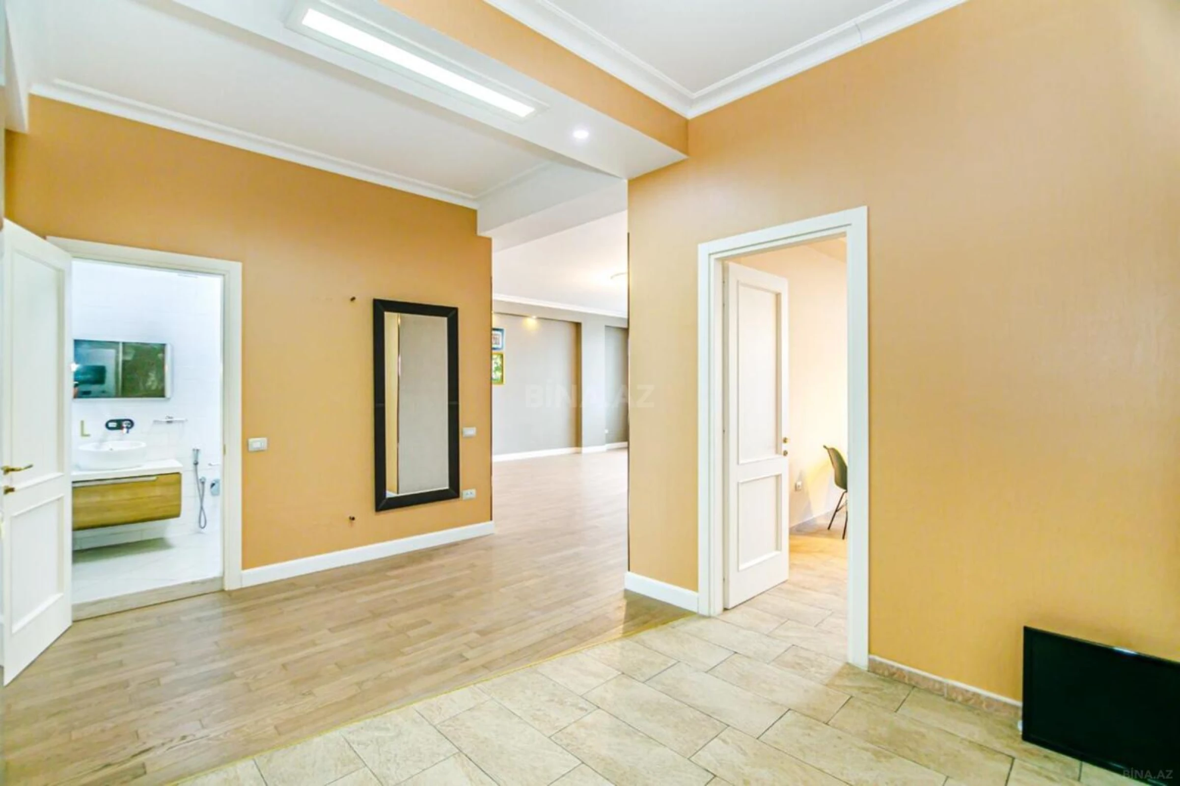 Satılır 3 otaqlı mənzil 155 m²