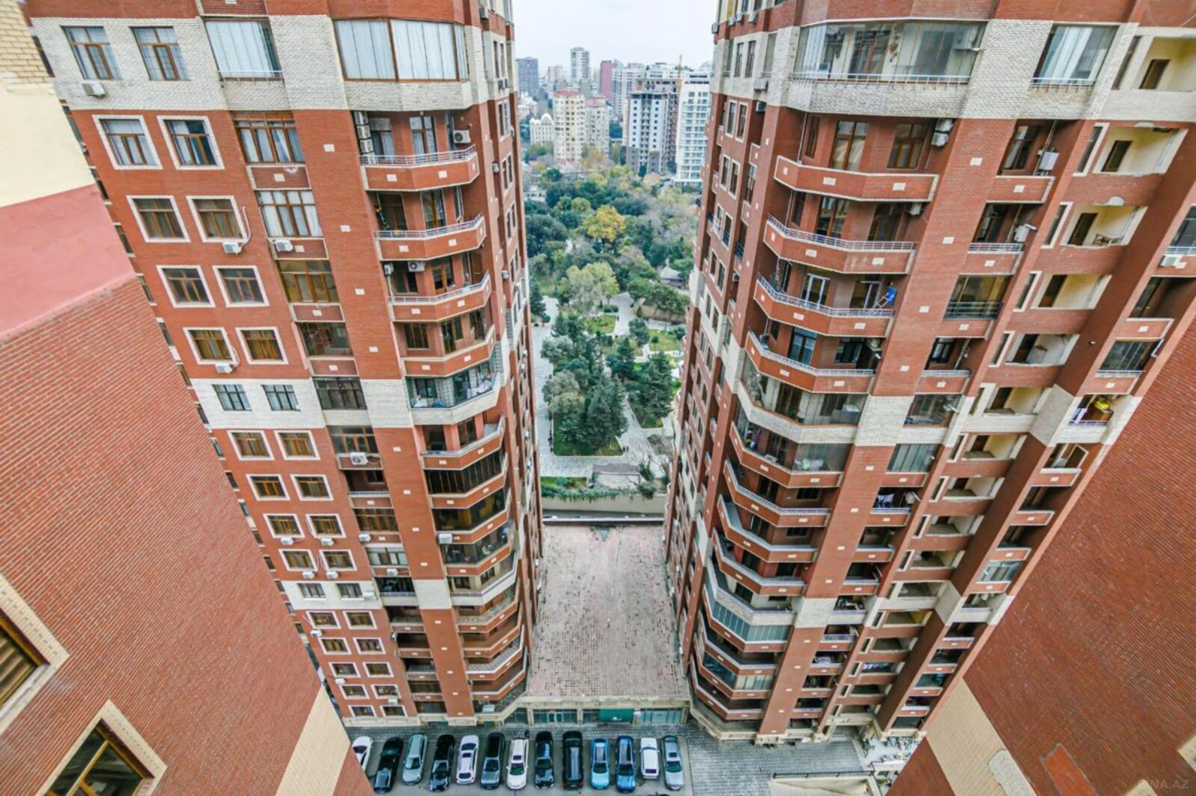Satılır 3 otaqlı mənzil 155 m²