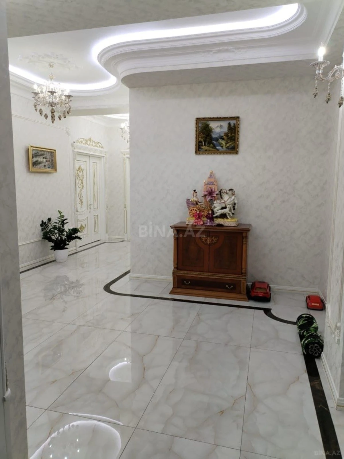Satılır 3 otaqlı mənzil 143 m²