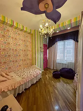 Satılır 4 otaqlı mənzil 180 m²