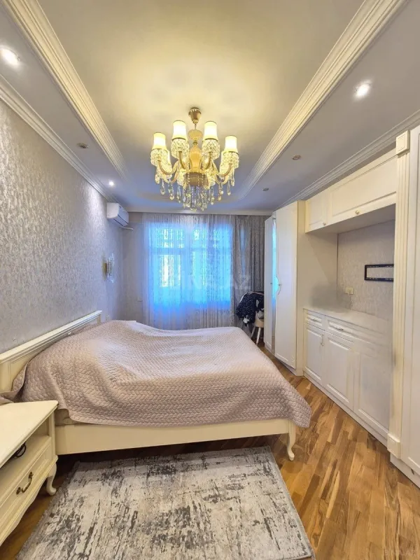 Satılır 3 otaqlı mənzil 147 m²