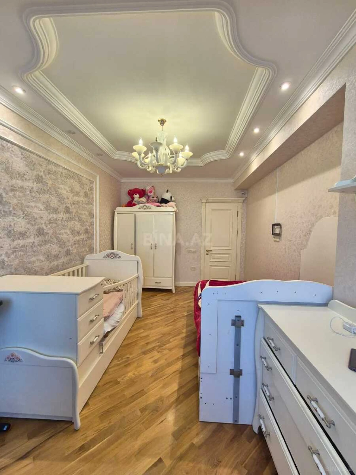 Satılır 3 otaqlı mənzil 147 m²