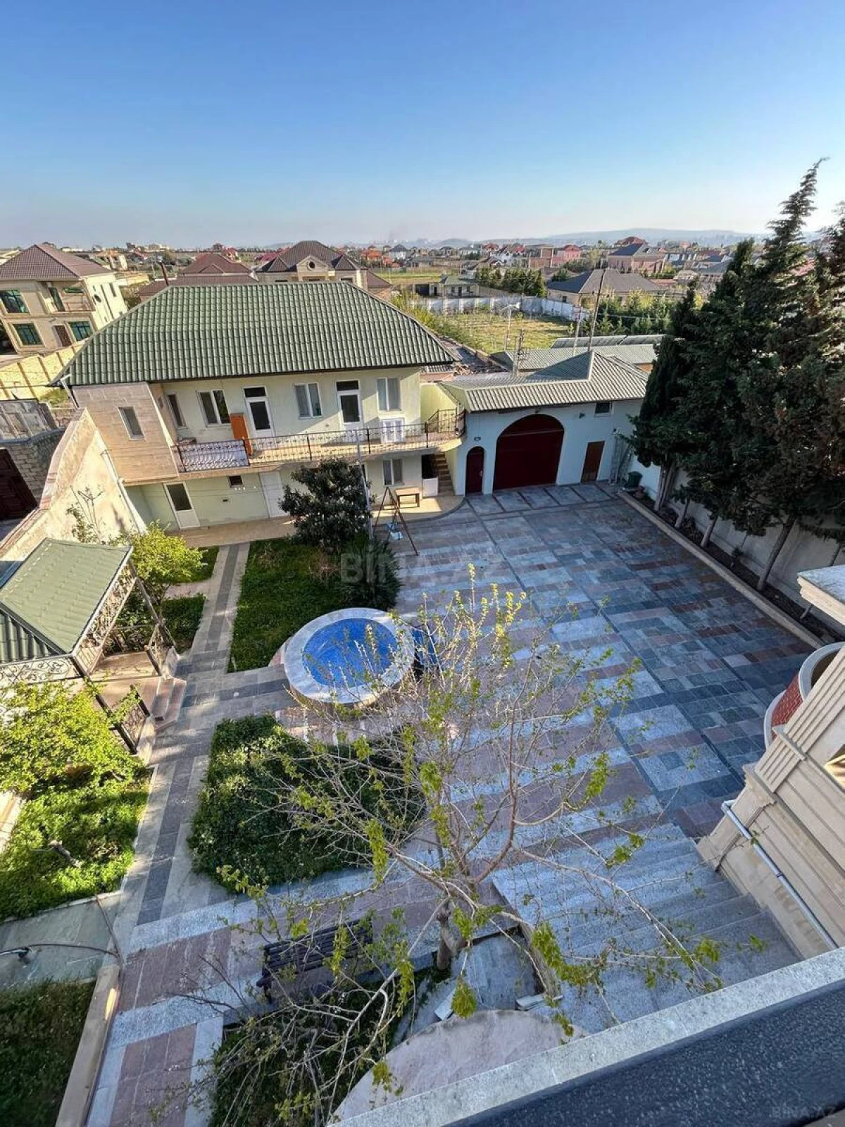 Satılır 8 otaqlı həyət evi 450 m²