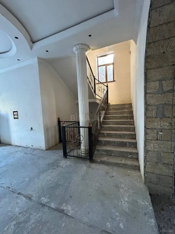 Satılır 8 otaqlı həyət evi 450 m²