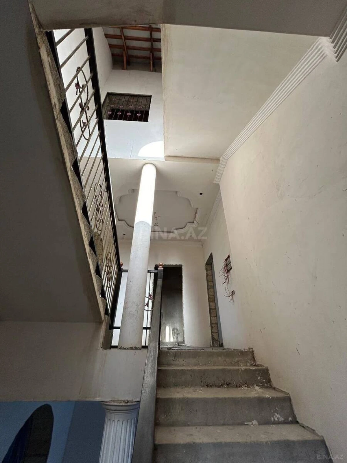 Satılır 8 otaqlı həyət evi 450 m²