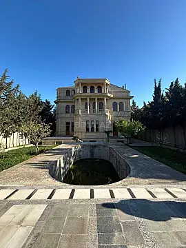 Satılır 8 otaqlı həyət evi 450 m²