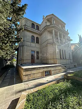 Satılır 8 otaqlı həyət evi 450 m²