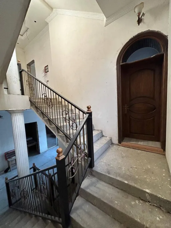 Satılır 8 otaqlı həyət evi 450 m²