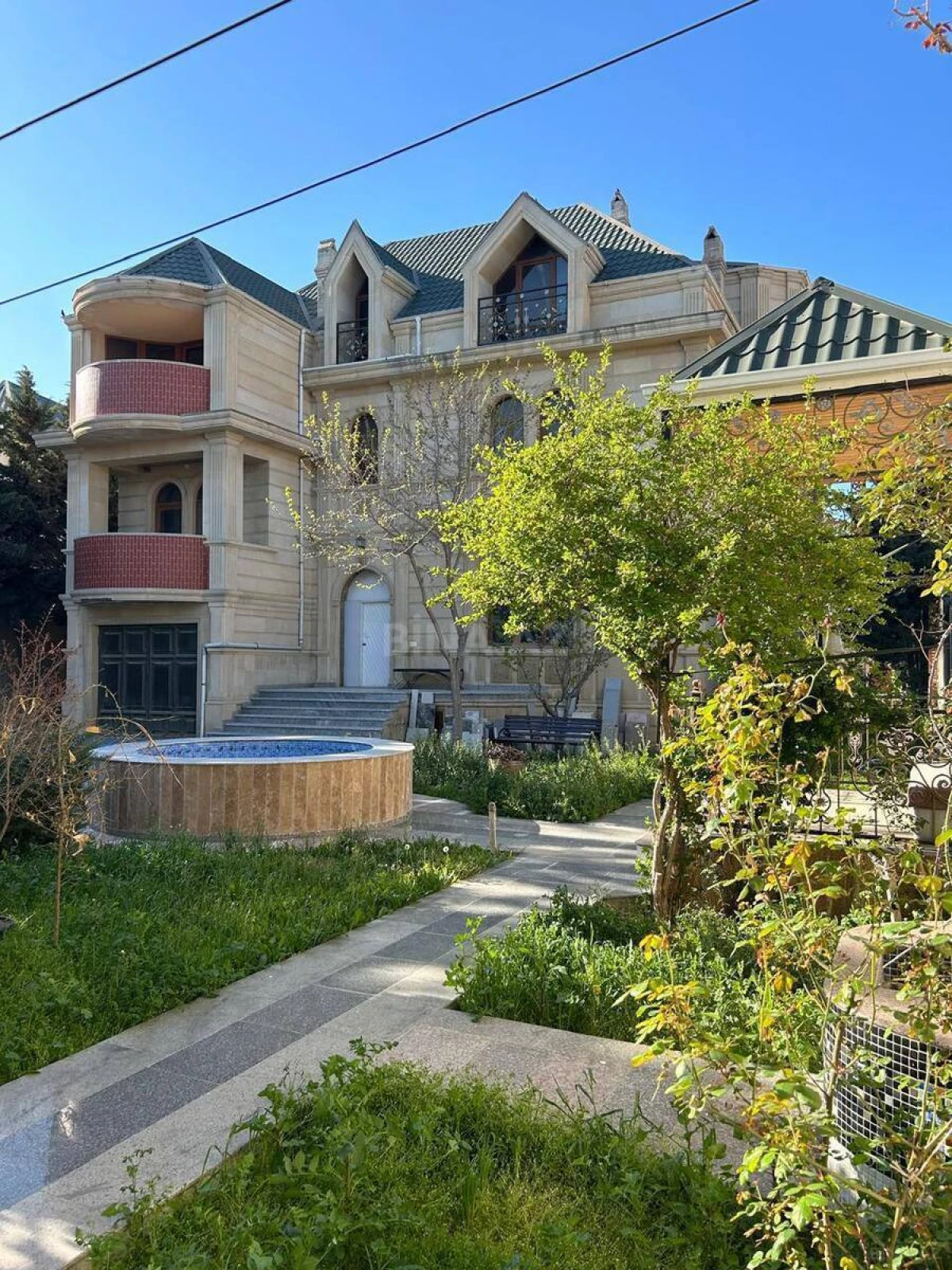 Satılır 8 otaqlı həyət evi 450 m²