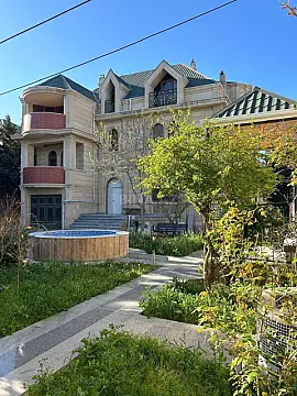 Satılır 8 otaqlı həyət evi 450 m²