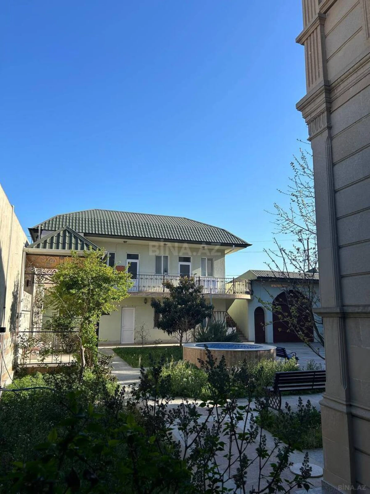 Satılır 8 otaqlı həyət evi 450 m²