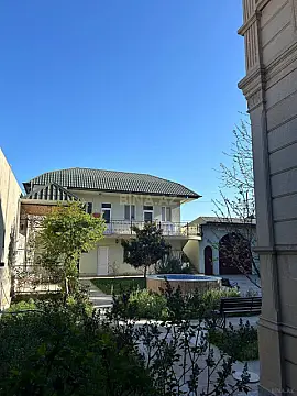 Satılır 8 otaqlı həyət evi 450 m²