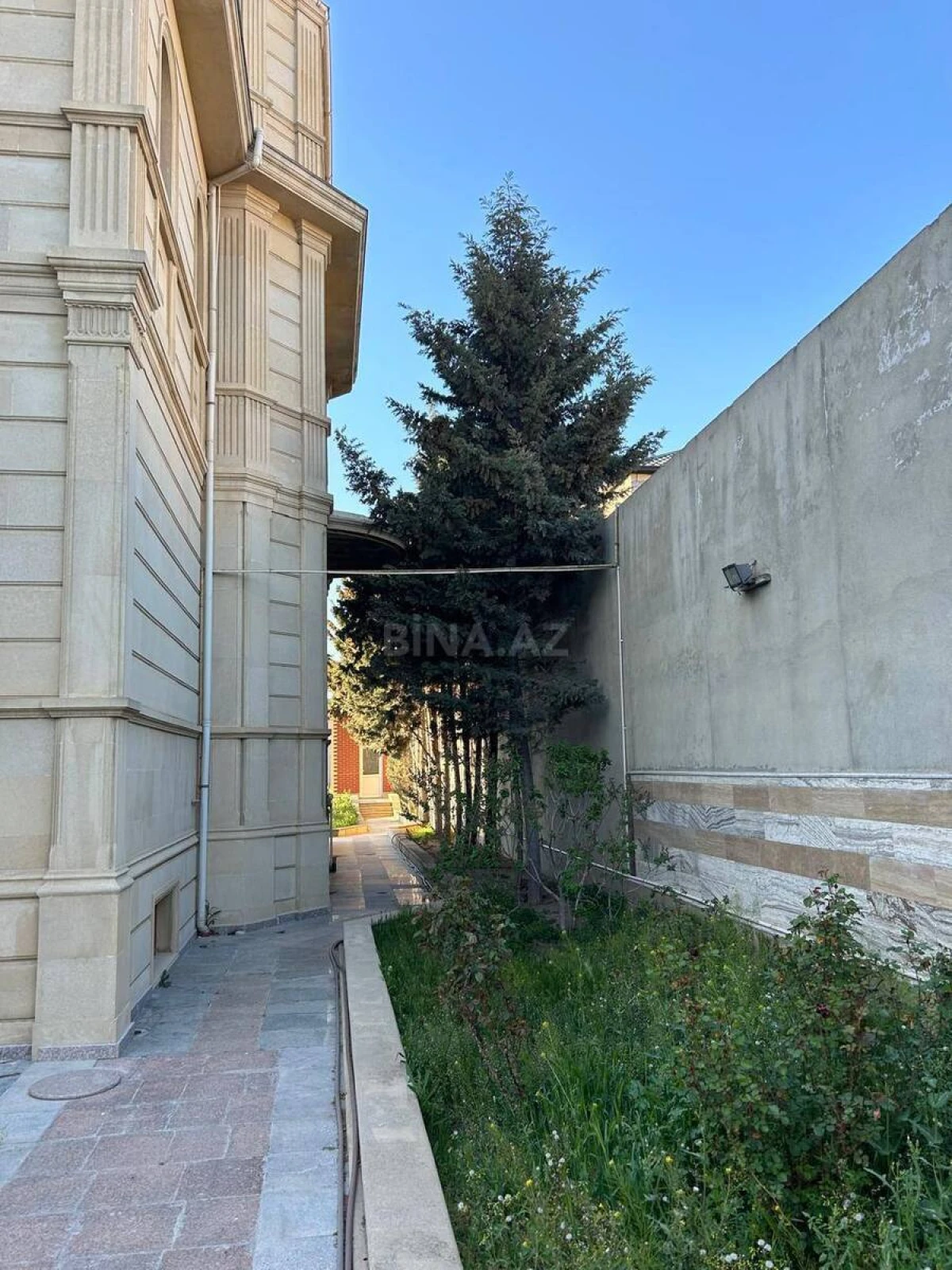 Satılır 8 otaqlı həyət evi 450 m²