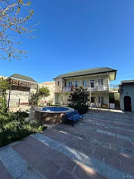 Satılır 8 otaqlı həyət evi 450 m²