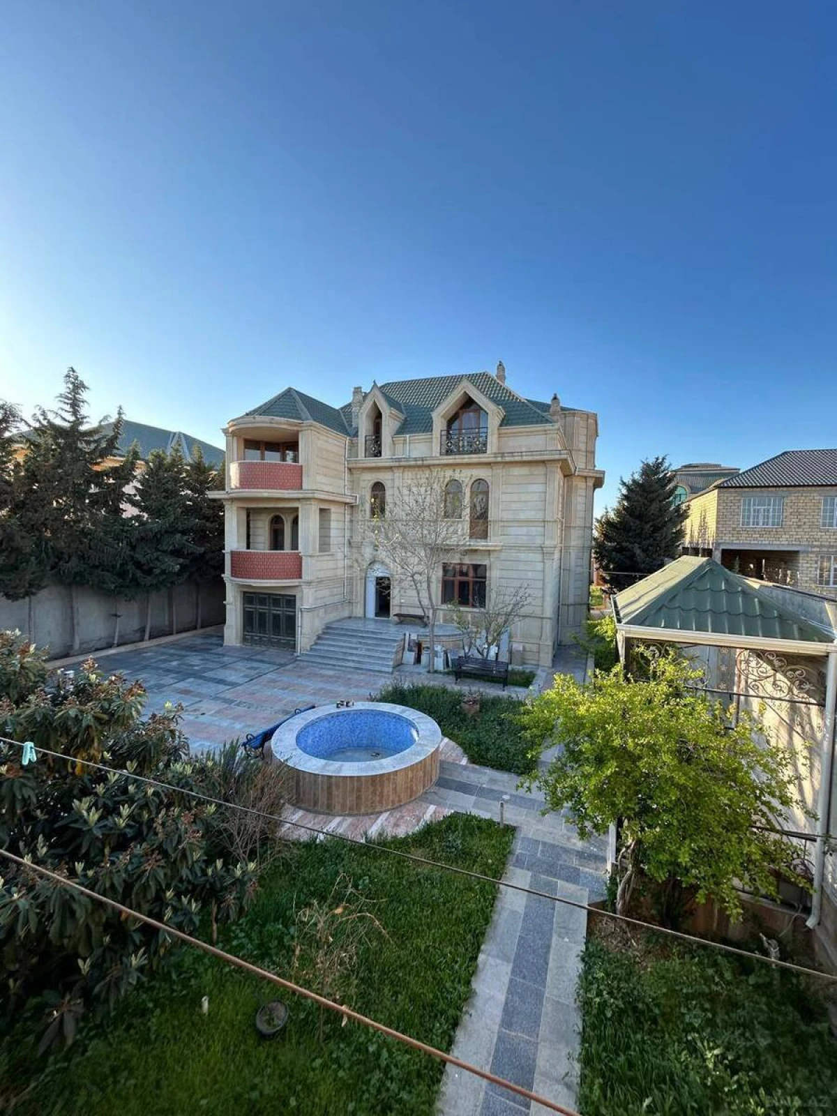 Satılır 8 otaqlı həyət evi 450 m²