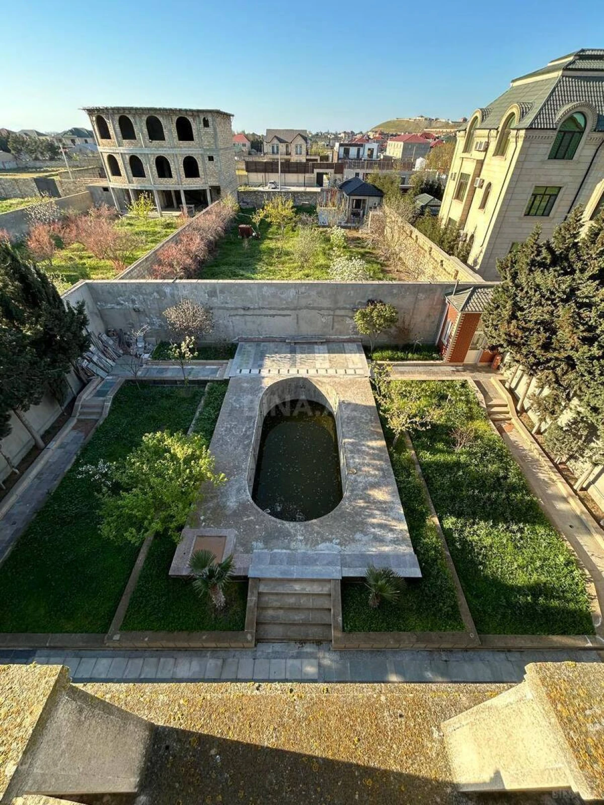 Satılır 8 otaqlı həyət evi 450 m²