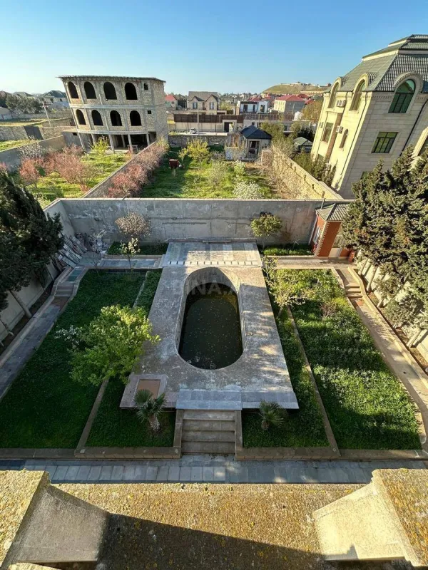 Satılır 8 otaqlı həyət evi 450 m²