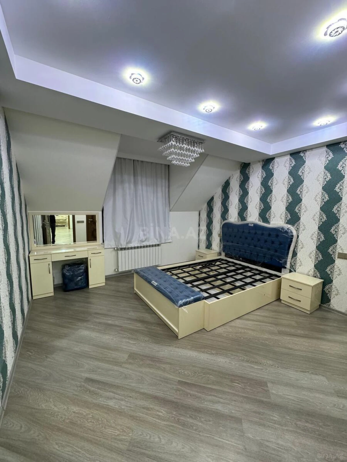 Satılır 4 otaqlı mənzil 145 m²