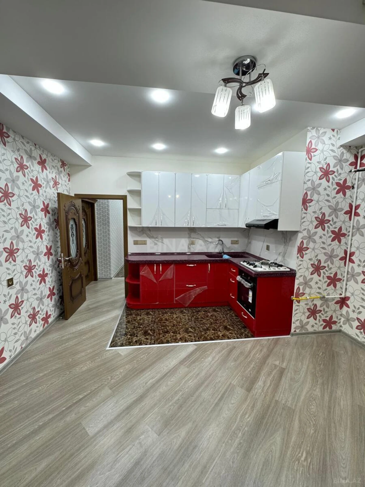 Satılır 4 otaqlı mənzil 145 m²