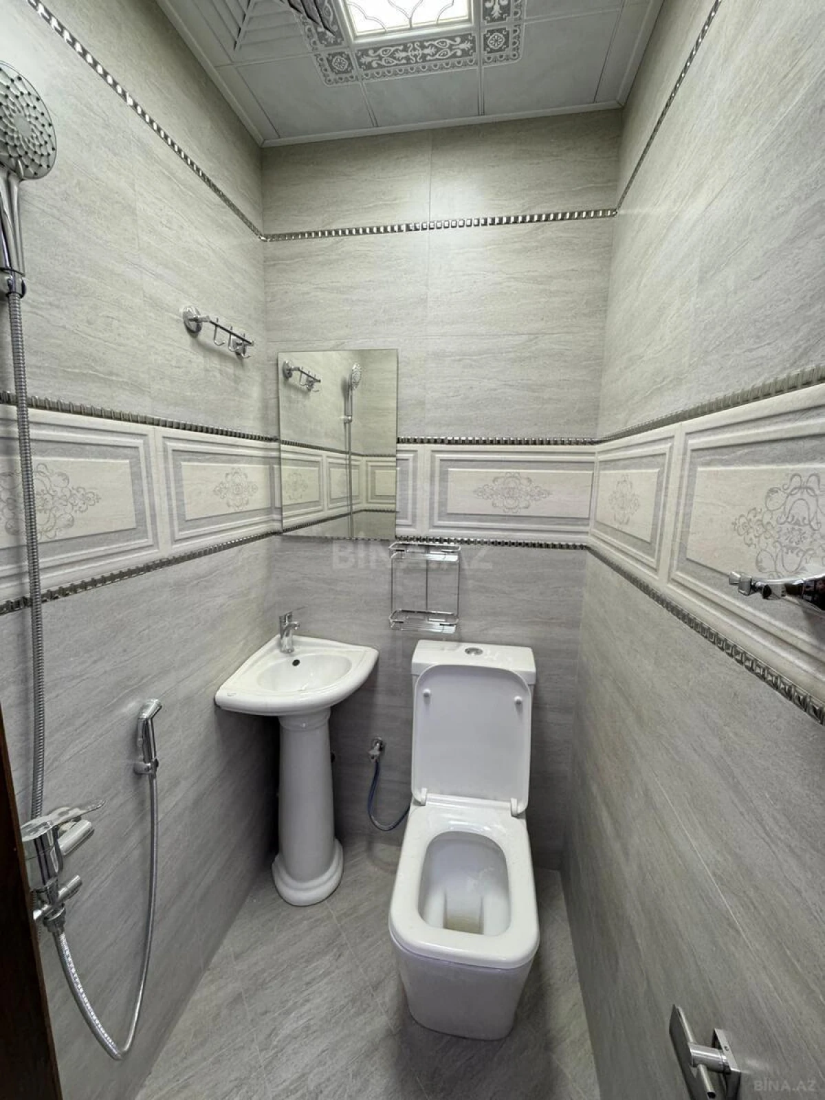 Satılır 4 otaqlı mənzil 145 m²