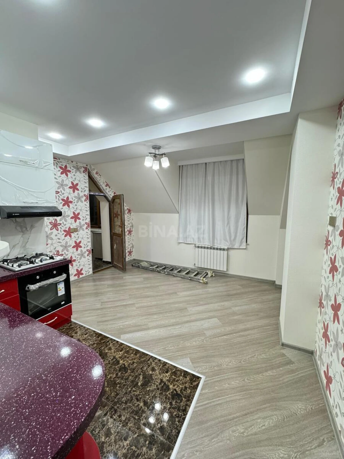 Satılır 4 otaqlı mənzil 145 m²