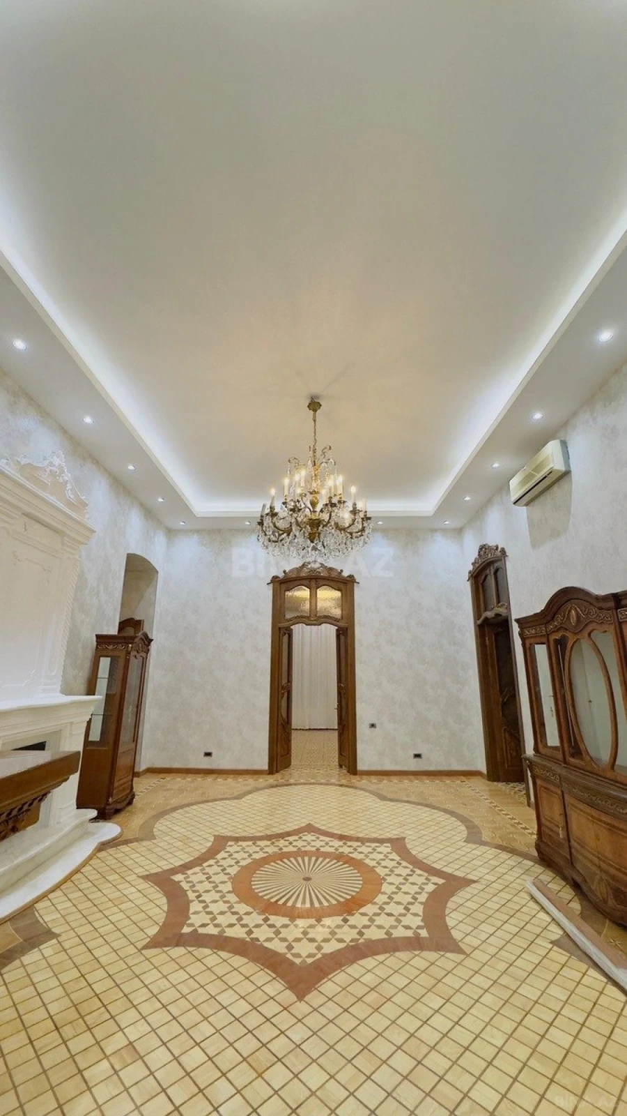 Satılır 5 otaqlı mənzil 250 m²