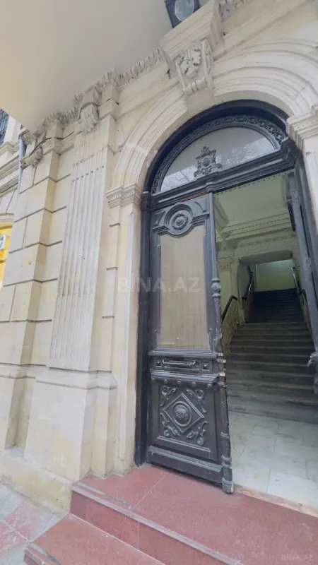 Satılır 5 otaqlı mənzil 250 m²