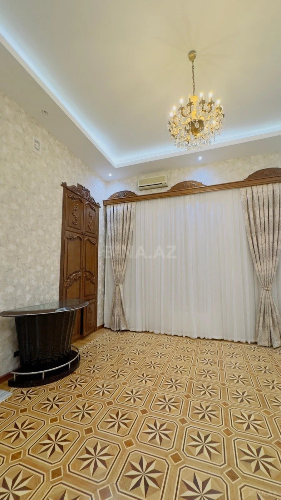 Satılır 5 otaqlı mənzil 250 m²