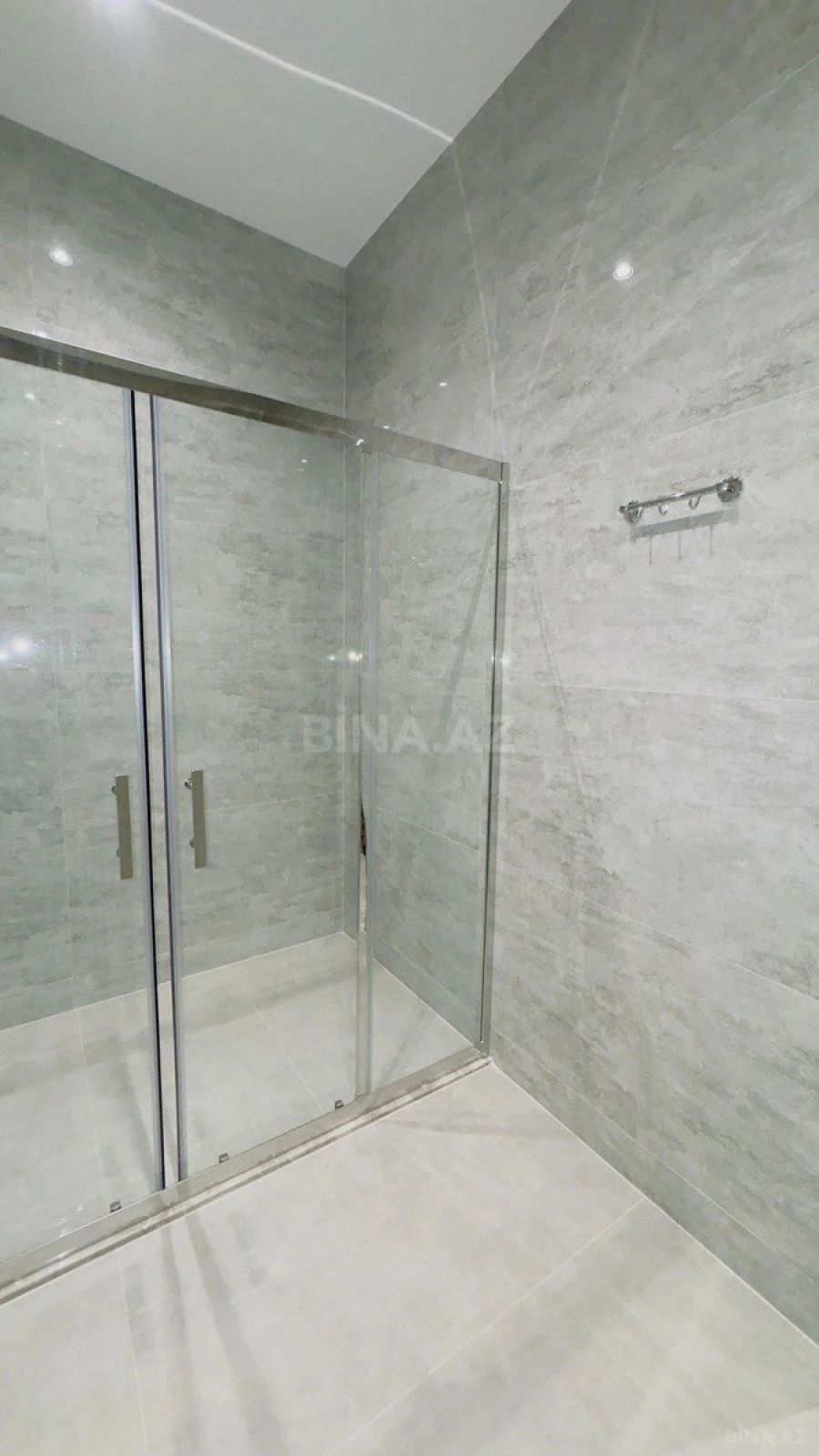 Satılır 5 otaqlı mənzil 250 m²