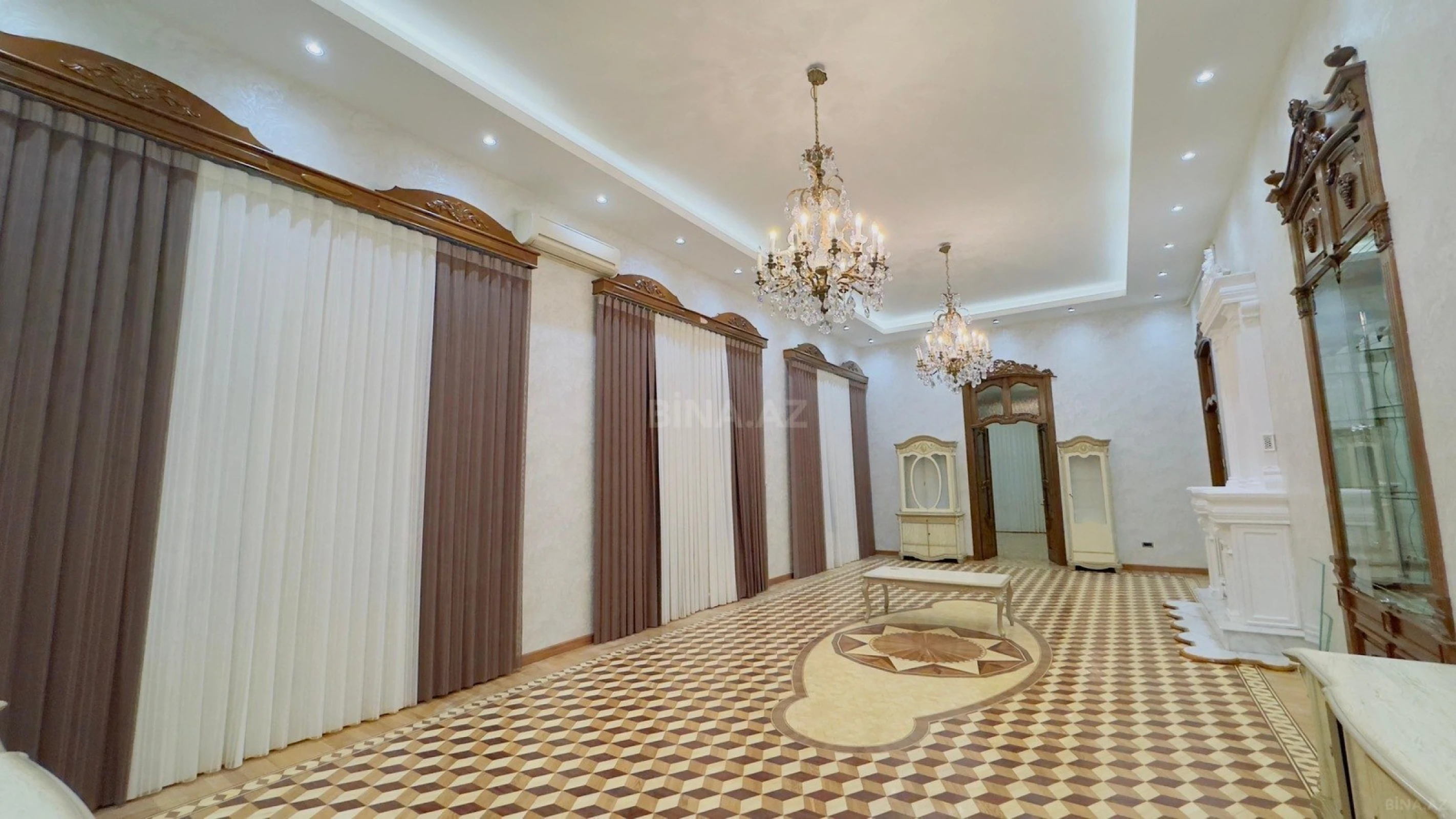 Satılır 5 otaqlı mənzil 250 m²