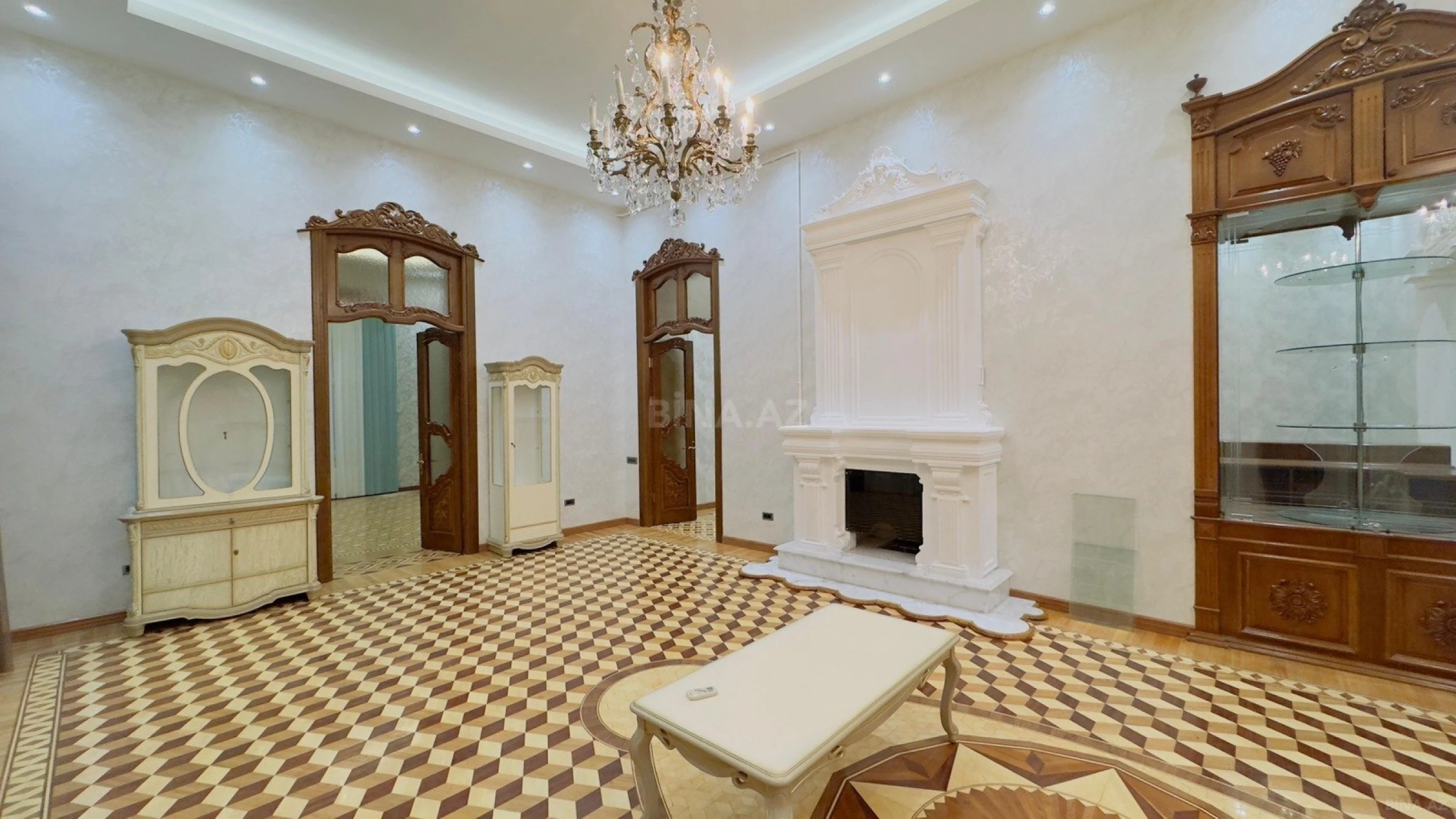 Satılır 5 otaqlı mənzil 250 m²